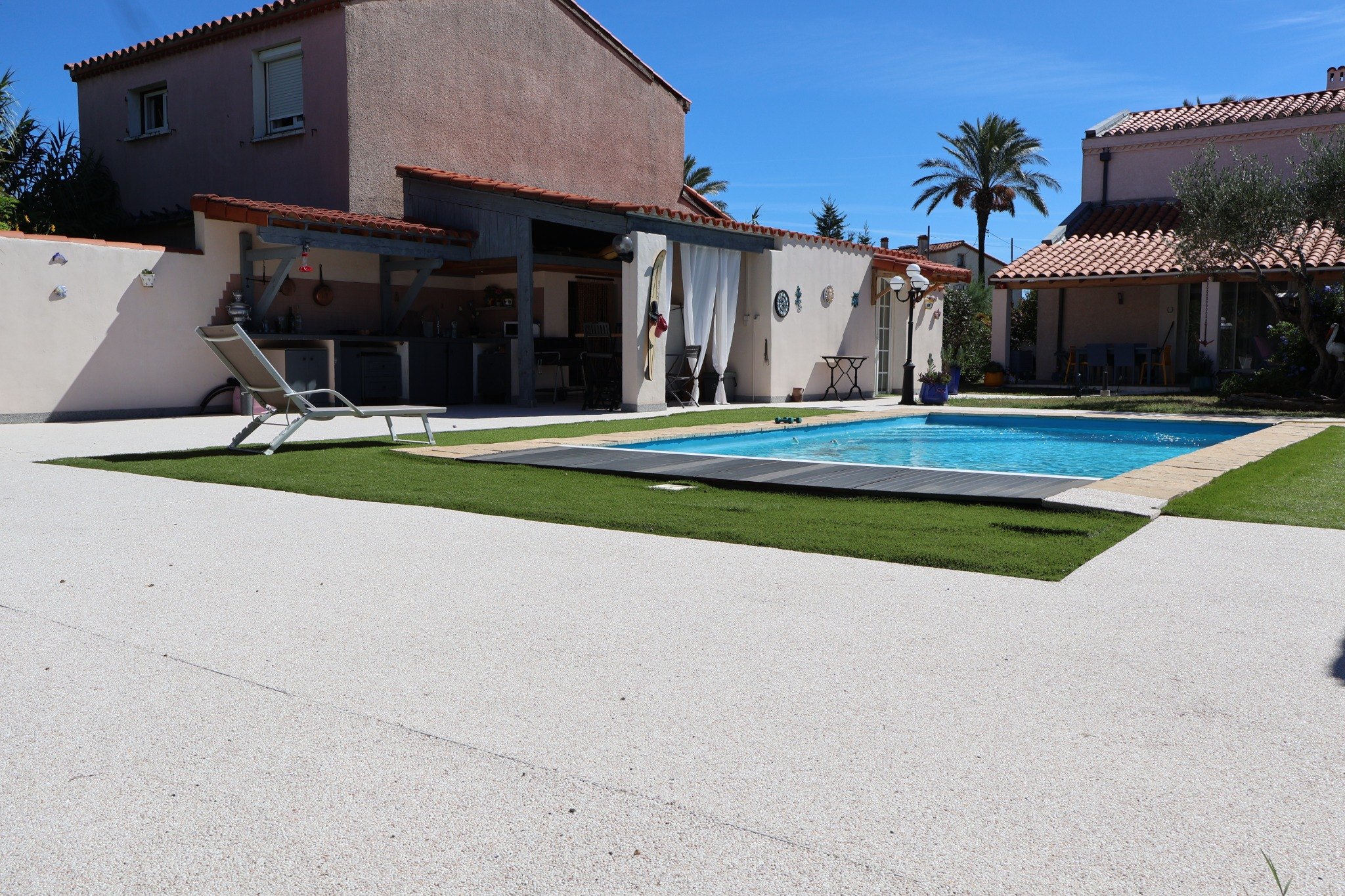 Plage de piscine réalisée en résine minérale par SOL'EXPERT