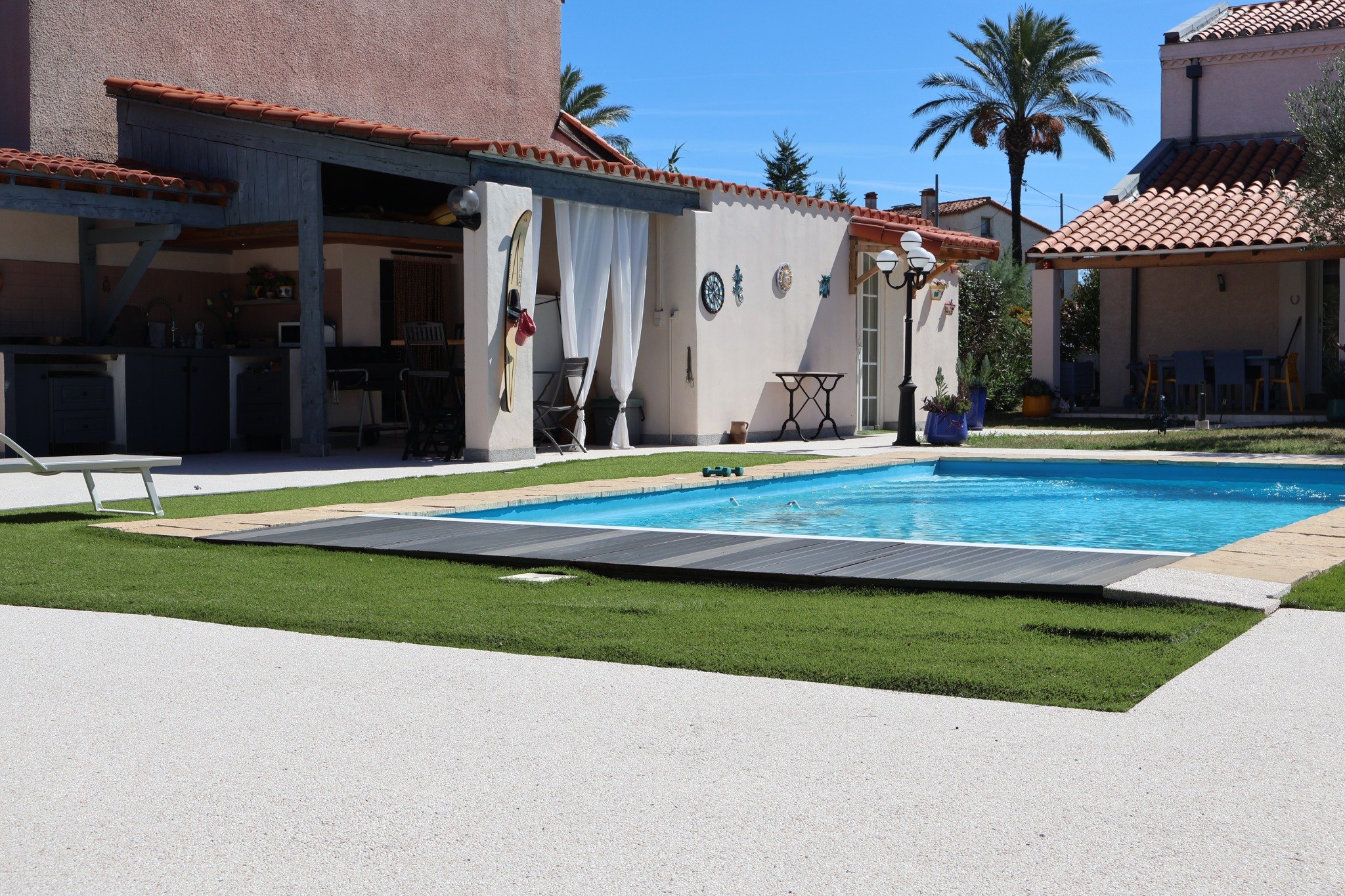 Détail d'une plage de piscine en résine minérale